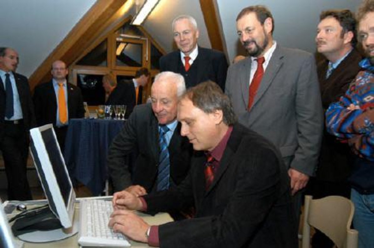 Erstaunt über die schnelle Geschwindigkeit wurden die ersten Testversuche verfolgt. vorne BM Erich Mack, Dornstadt, (neben BM Häberle) In der zweiten Reihe: H. Edlefsen, Vorstandsmitglied der EnBW, H. Landrat Seiffert und BM Jung, Staig