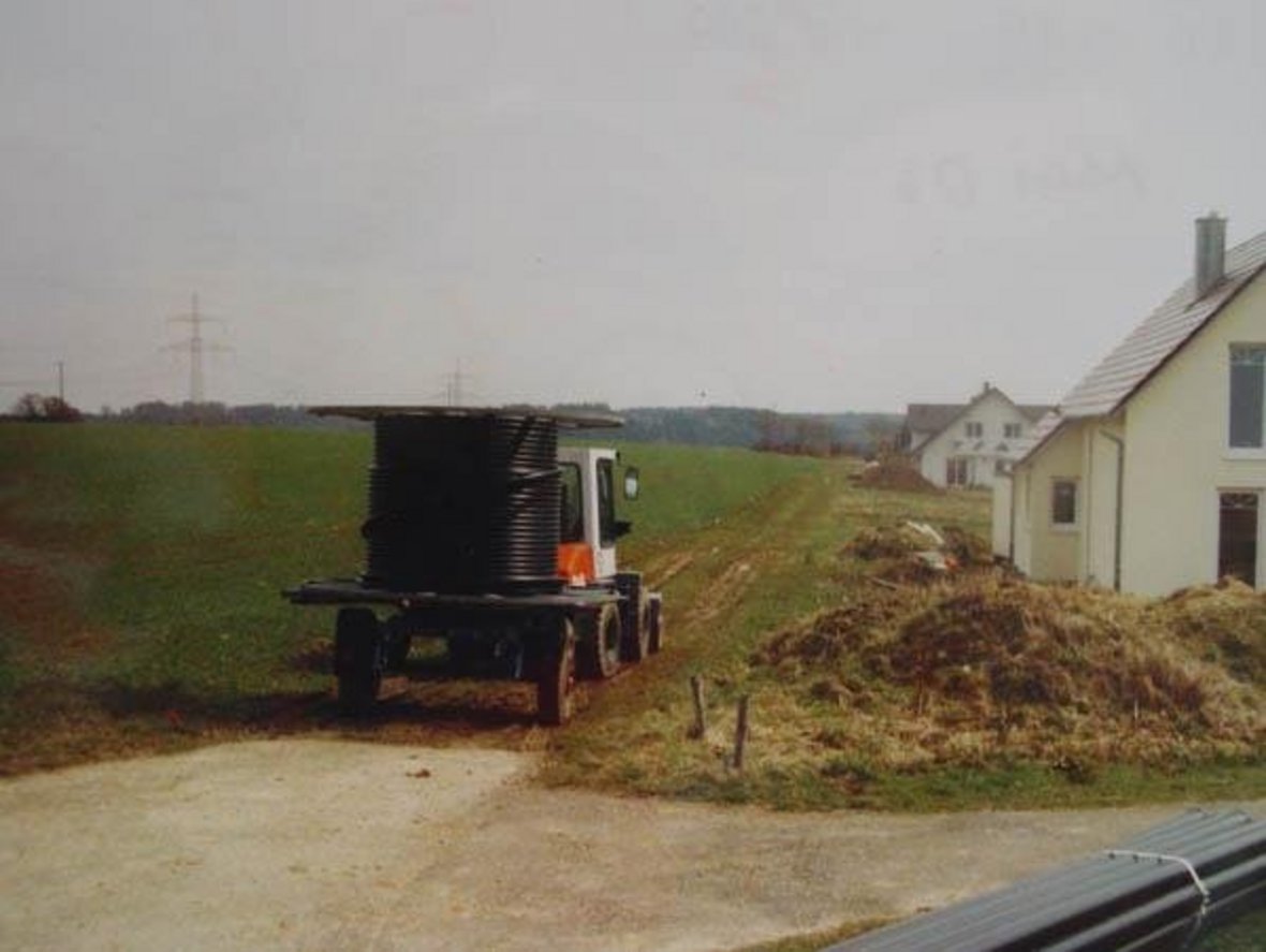 Verlegung des Multimedia-Anschlusskabels im Feldweg nördlich des Wohngebietes Aischbach
