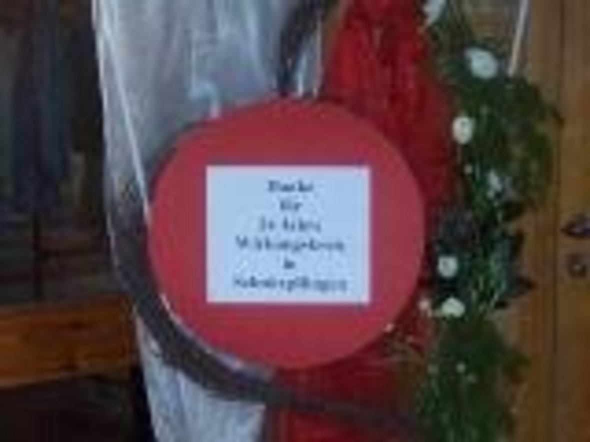 Weidenherz mit Blumenschmuck und Dankeskarte