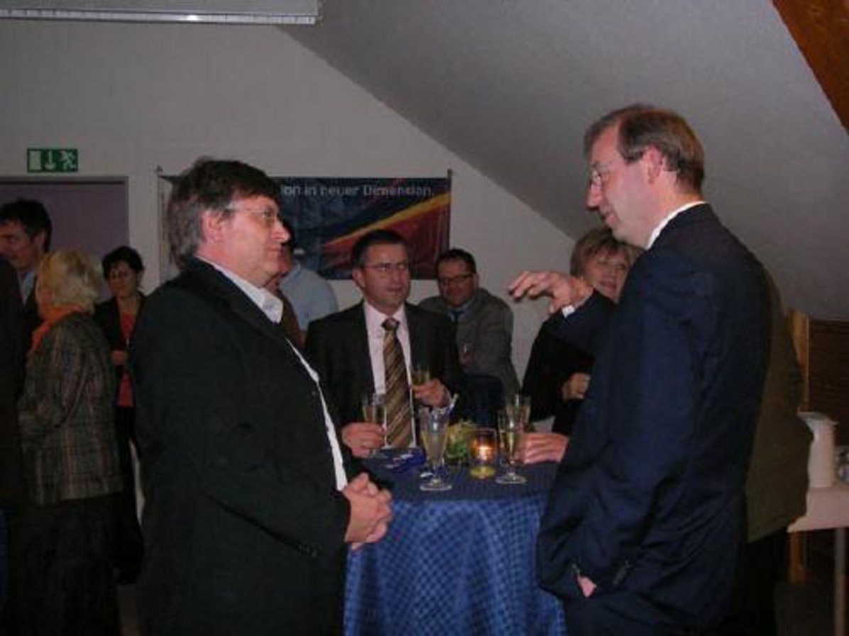 Im Gespräch vertieft: … Herr Hepp (Bürgerinitiative) mit einem Vertreter des Partnerunternehmens der EmBW – Herr Pfeifer, Motorola