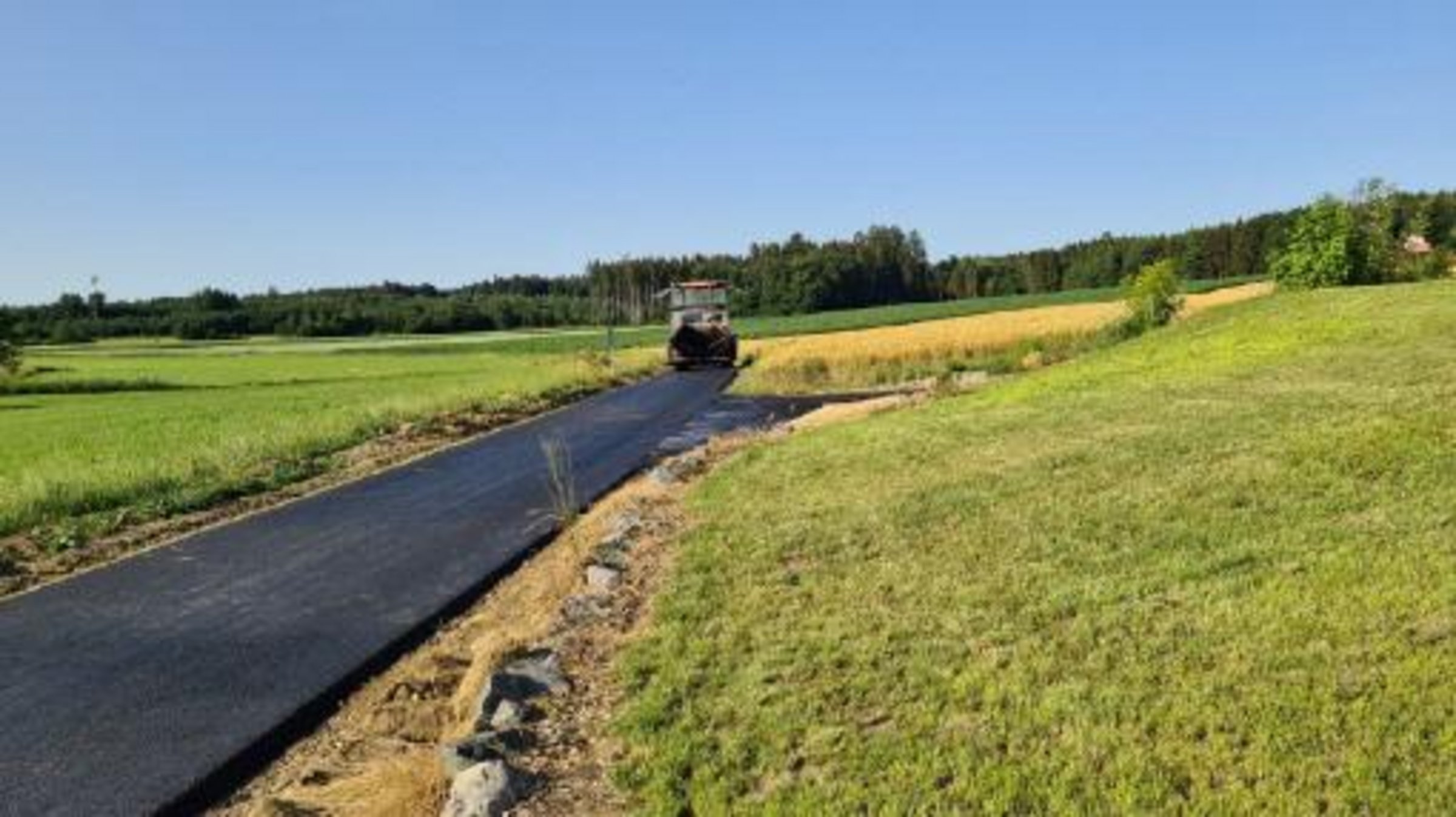 Feldweg wird geteert