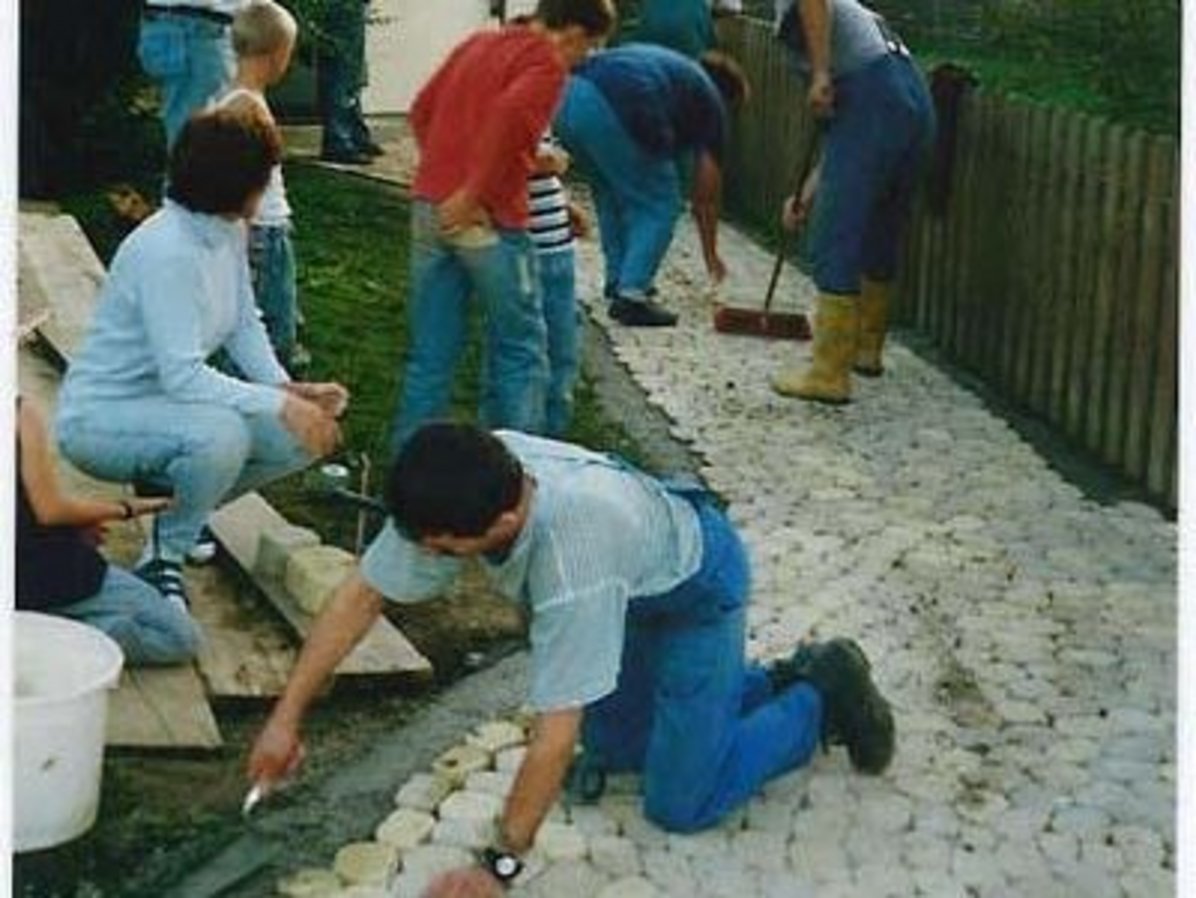 Neugestaltung der Wege beim Kindergarten