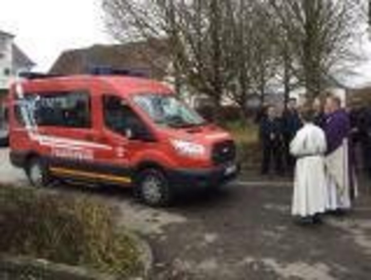 Feuerwehrfahrzeug wird gesegnet