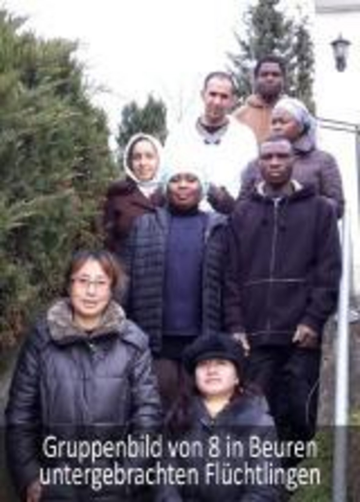 Gruppenbild von 8 in Beuren untergebrachten Flüchtlingen