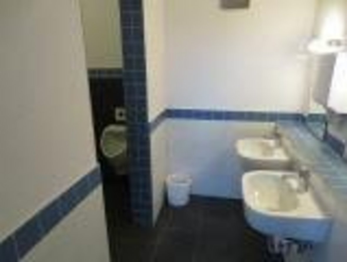 Toiletten und Waschbecken