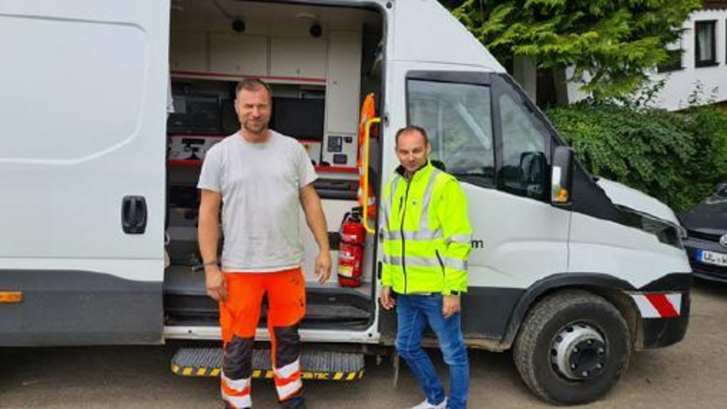 Zwei Mitarbeiter der Kanalinspektion